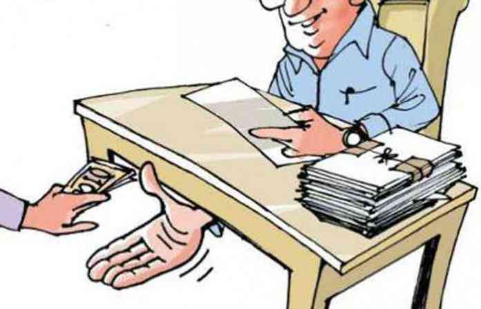 परीक्षेला रायटर देण्यासाठी विद्यार्थ्याकडे मागितली लाच