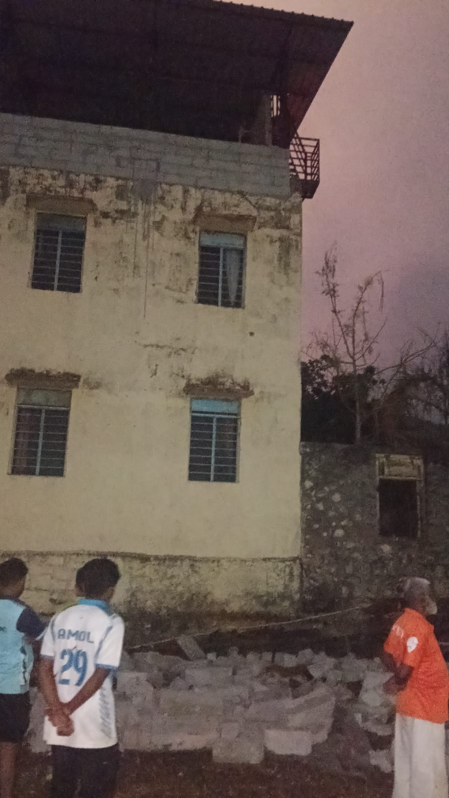 जावलीतील जि.प. शाळेचे बांधकाम कोसळून महिला ठार